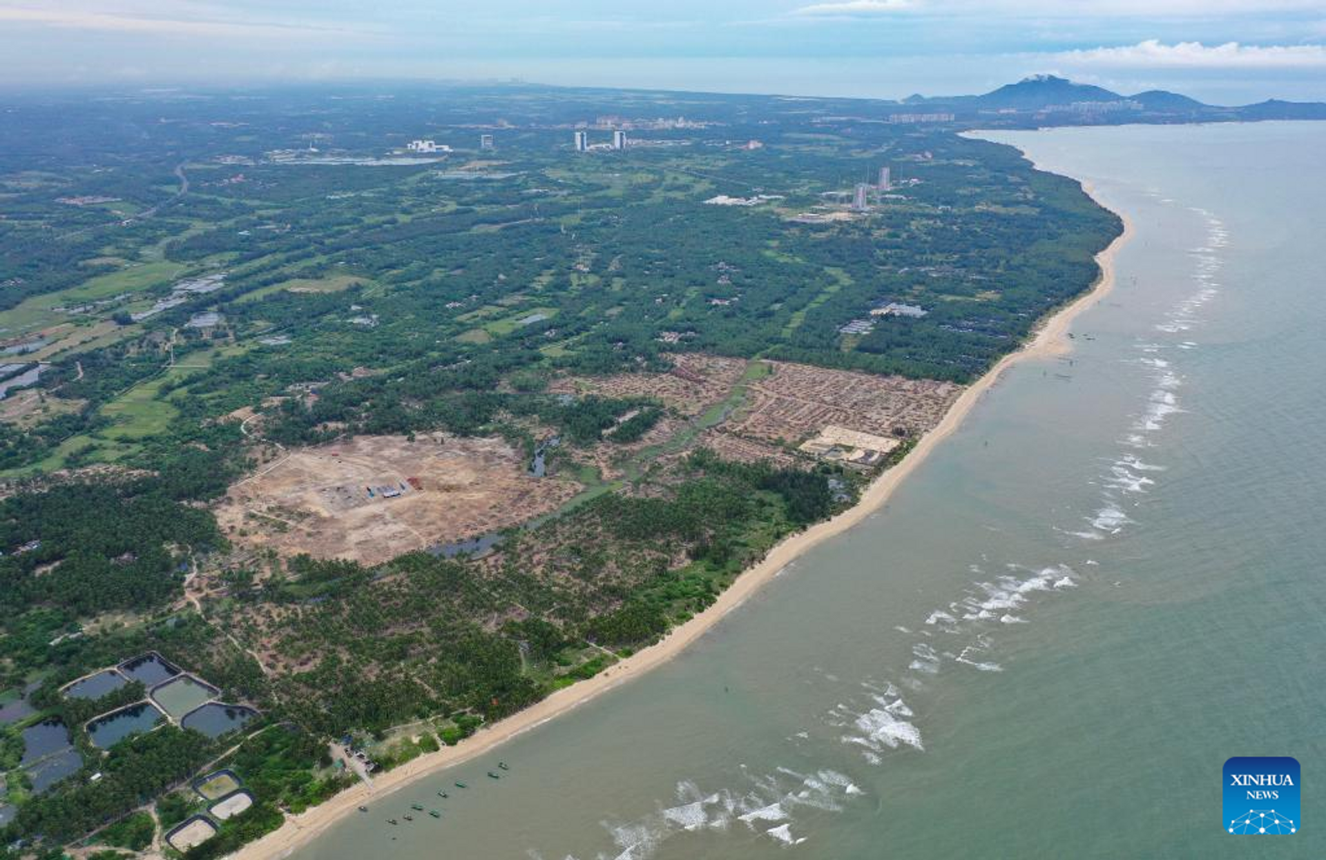 Aerial photo taken on July 6, 2022 shows the construction site of Hainan commercial spacecraft launch site in Wenchang City, south China's Hainan Province. Construction of China's first commercial spacecraft launch site started Wednesday in Wenchang City, south China's island province of Hainan.

As a major project of the Hainan free trade port construction, the Hainan commercial spacecraft launch site is committed to becoming world-class, market-oriented, and further improving the launching capability of China's commercial carrier rockets. - Sputnik International, 1920, 07.07.2022