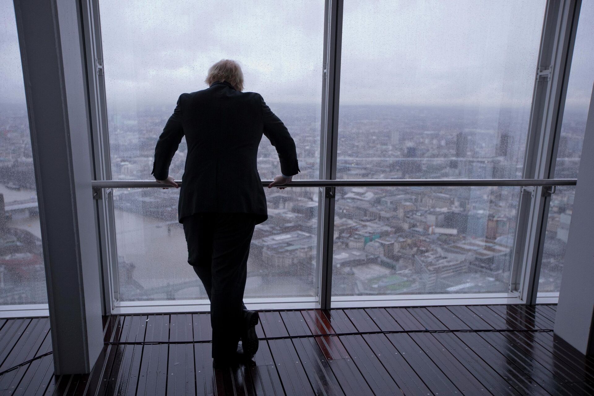  Boris Johnson poses for photographers by looking out at the sights after officially opening The View viewing platform at the Shard skyscraper in London, Friday, Feb. 1, 2013 - Sputnik International, 1920, 05.09.2022