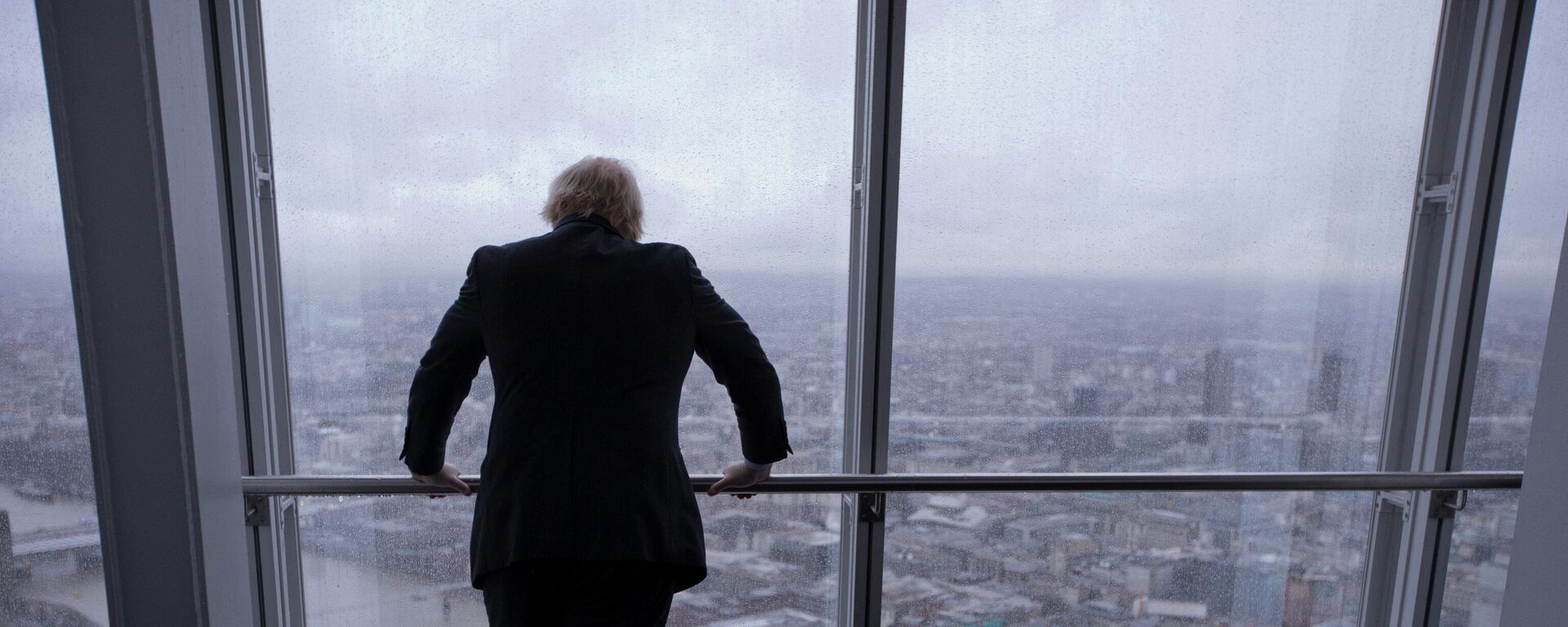  Boris Johnson poses for photographers by looking out at the sights after officially opening The View viewing platform at the Shard skyscraper in London, Friday, Feb. 1, 2013 - Sputnik International, 1920, 08.07.2022