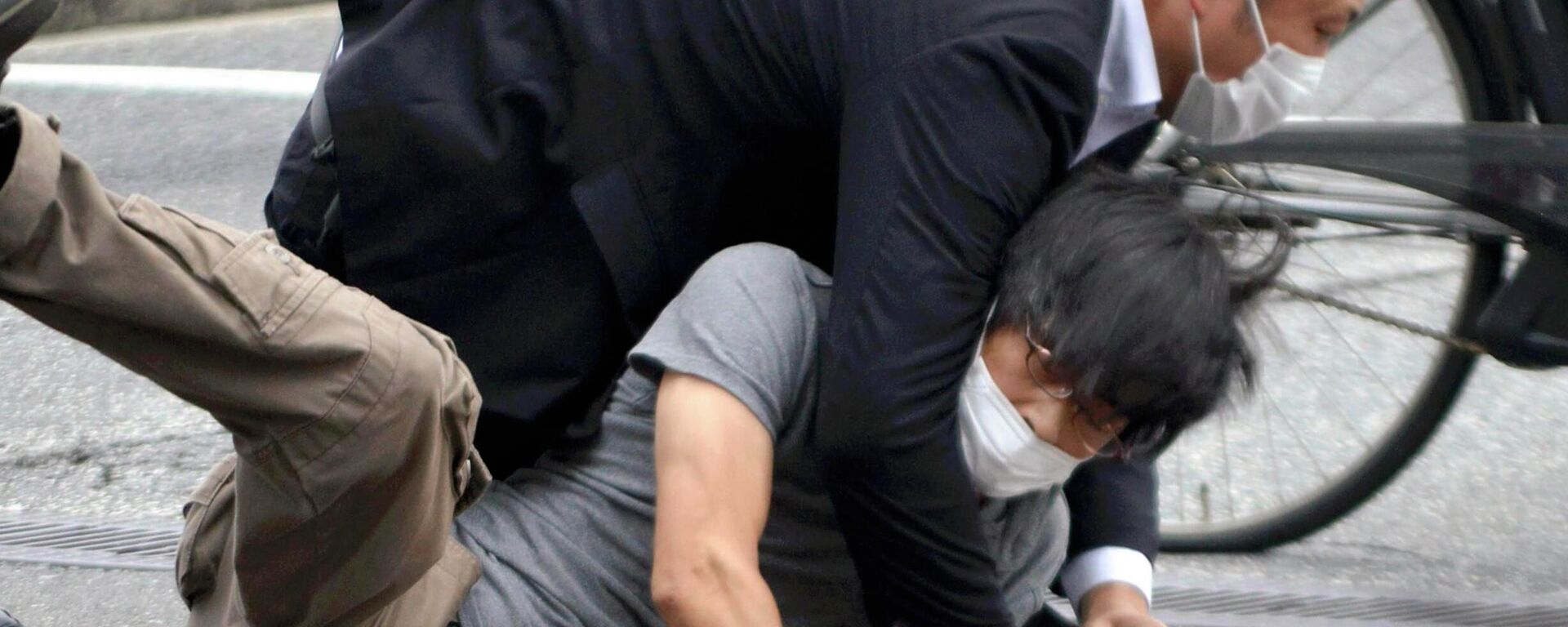 Tetsuya Yamagami, bottom, is detained near the site of gunshots in Nara Prefecture, western Japan, Friday, July 8, 2022 - Sputnik International, 1920, 10.07.2022