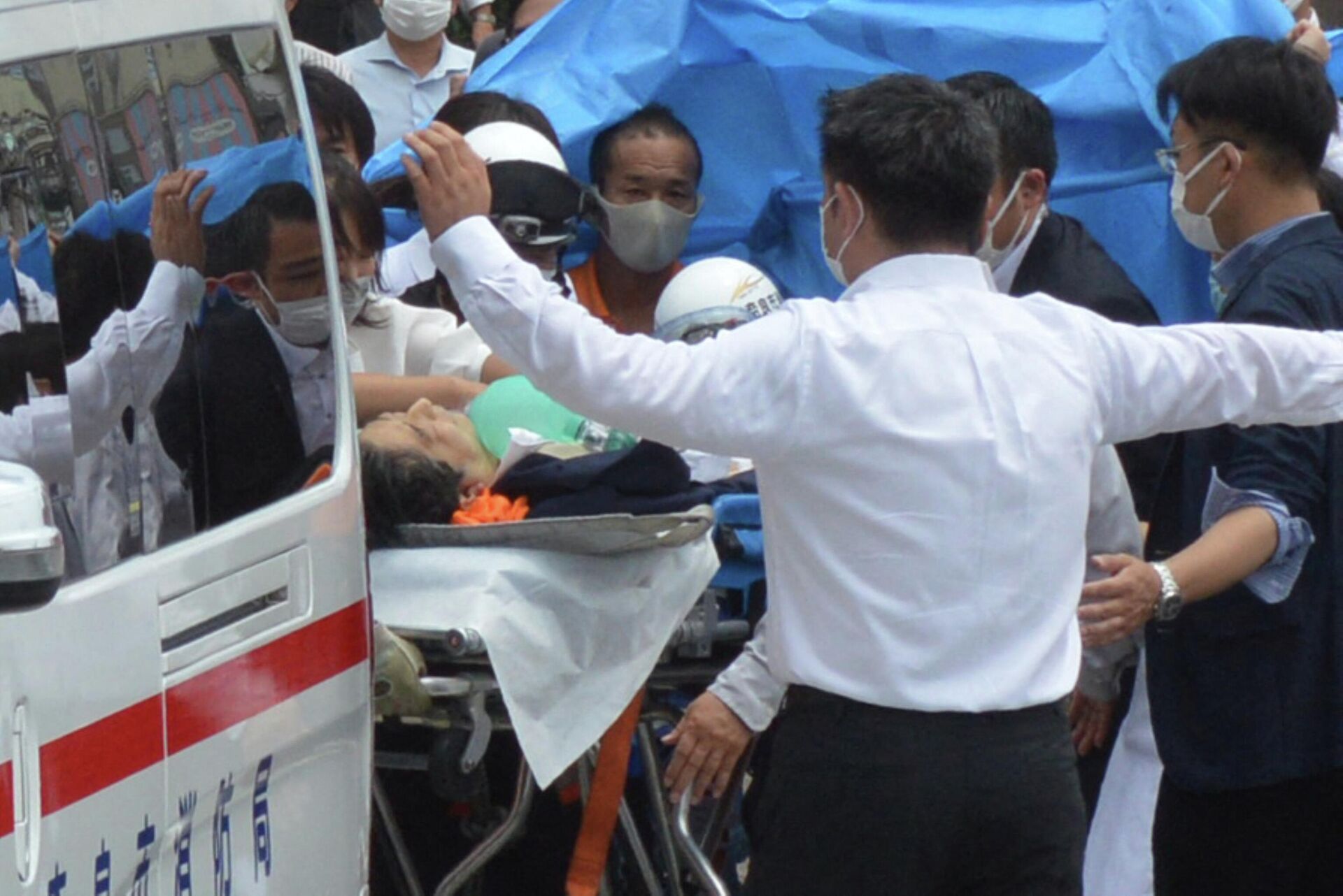 Former Japanese prime minister Shinzo Abe (C) is transported into an ambulance near Yamato Saidaiji Station after being shot in the city of Nara on July 8, 2022 - Sputnik International, 1920, 10.07.2022
