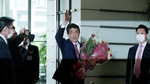 Japan's outgoing Prime Minister Shinzo Abe waves as he leaves the prime minister's office Wednesday, Sept. 16, 2020, in Tokyo. - Sputnik International