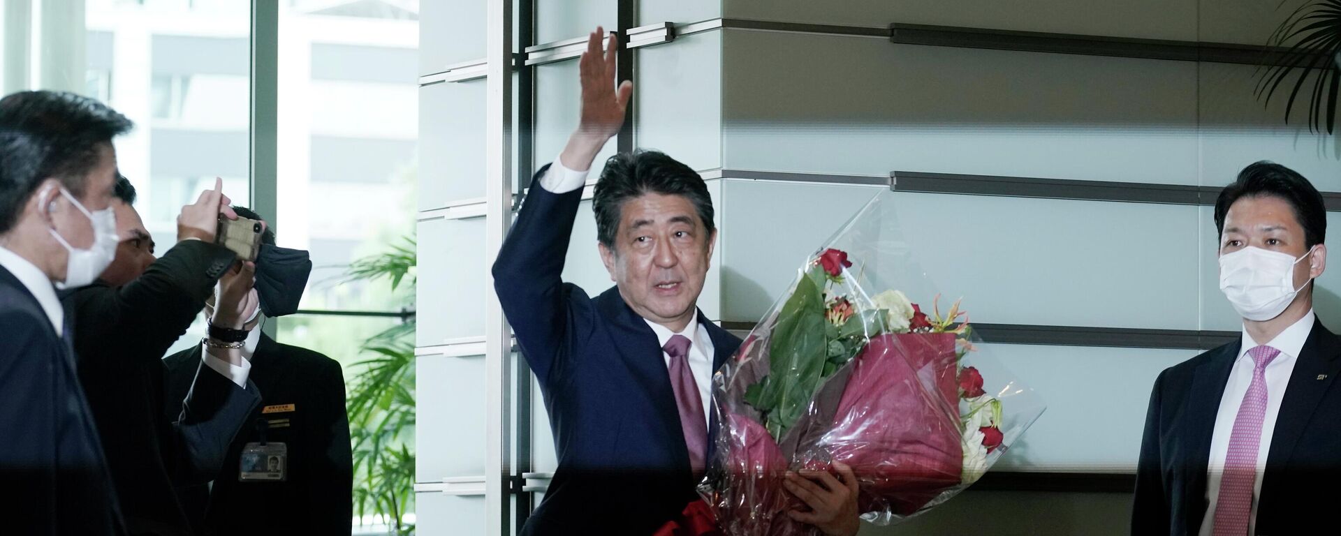 Japan's outgoing Prime Minister Shinzo Abe waves as he leaves the prime minister's office Wednesday, Sept. 16, 2020, in Tokyo. - Sputnik International, 1920, 25.08.2022