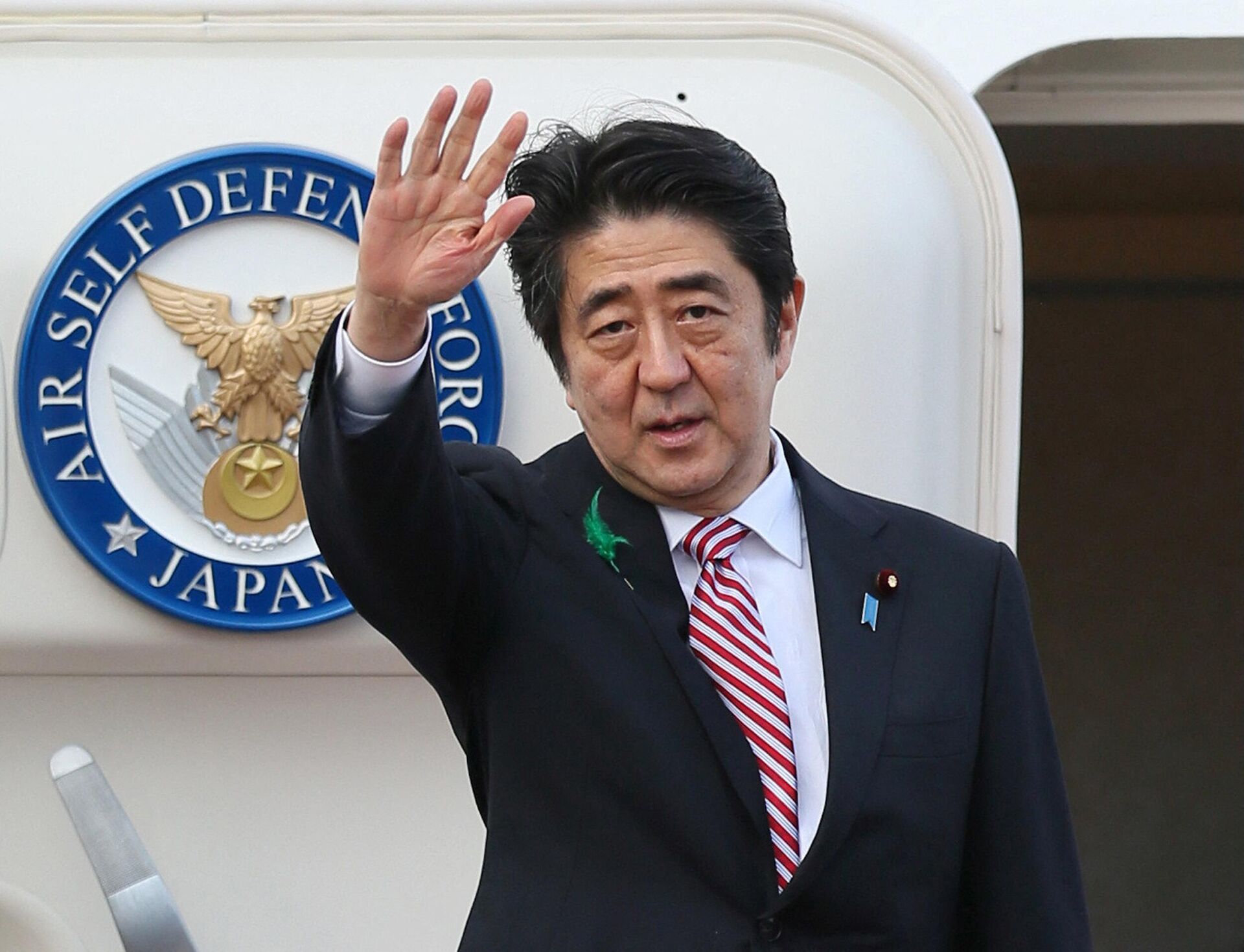  In this file photo taken on April 21, 2015 Japanese Prime Minister Shinzo Abe waves as he leaves to Indonesia at the Tokyo International Airport in Tokyo. - Sputnik International, 1920, 10.07.2022