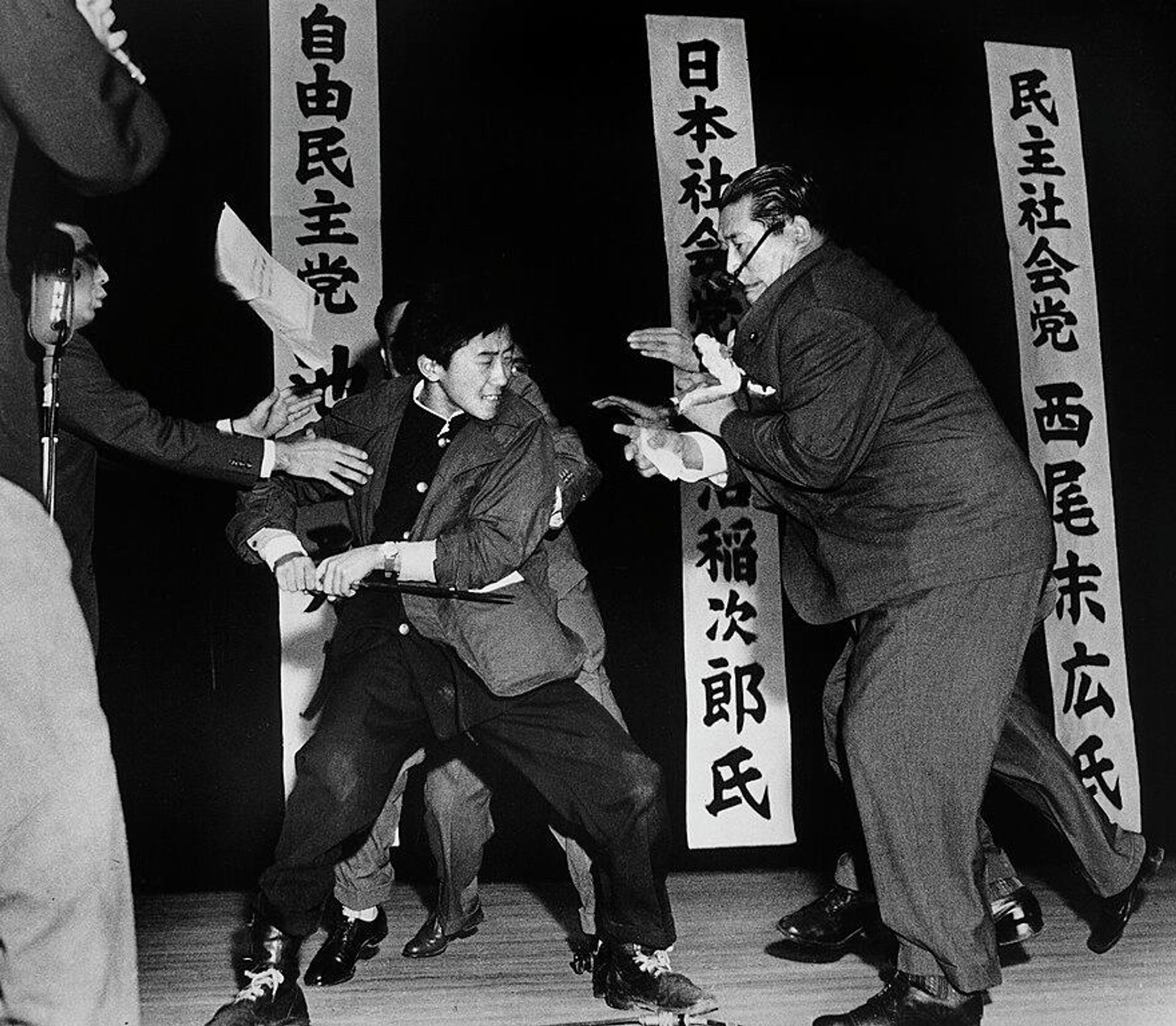 Japanese socialist politician Inejiro Asanuma (61) being stabbed a second time by right-wing ultranationalist Otoya Yamaguchi (17), killing him. This photograph won the 1961 Pulitzer Prize for Photography and World Press Photo of the Year. - Sputnik International, 1920, 08.07.2022