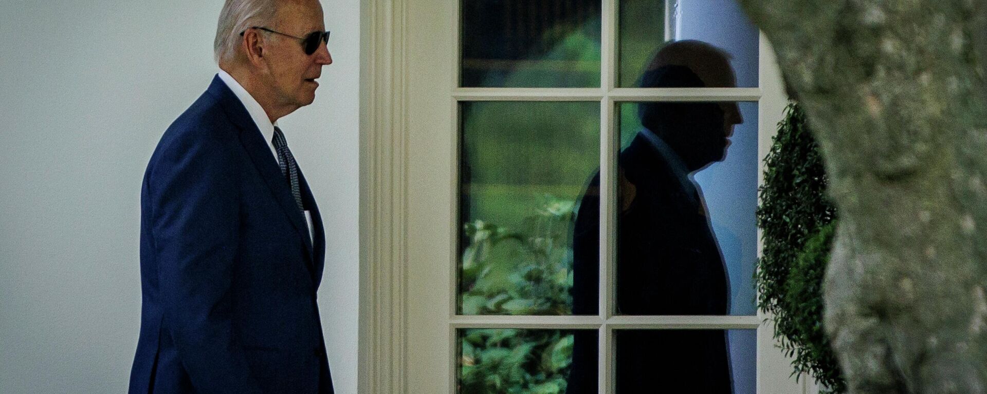 US President Joe Biden walks to the Oval Office in Washington DC, after visiting the Central Intelligence Agency (CIA) headquarters in Langley, where he congratulated the Agency and staff on the 75th anniversary of its founding on July 8, 2022 - Sputnik International, 1920, 09.07.2022