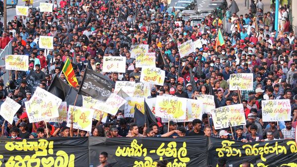 Students shout anti government slogans during protest march in Colombo, Sri Lanka, Friday, July 8, 2022.  - Sputnik International