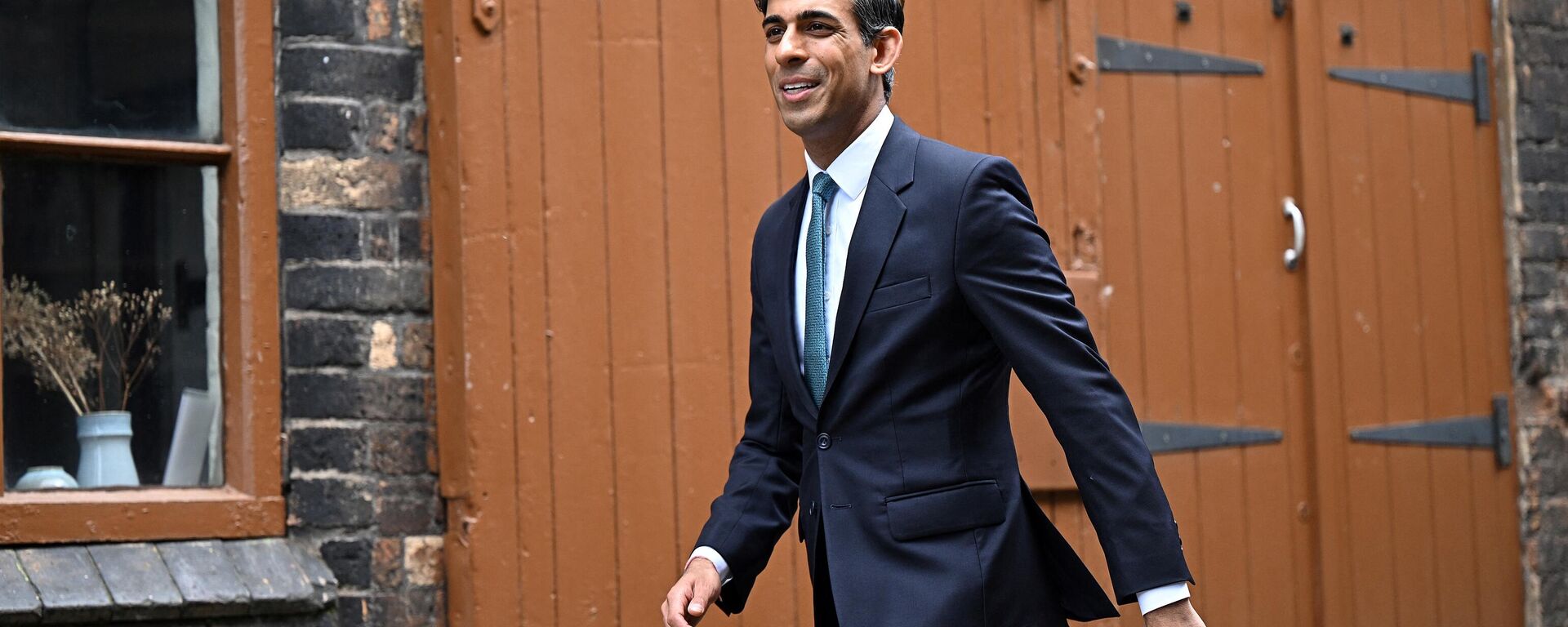 Britain's Chancellor of the Exchequer Rishi Sunak arrives to attend a Cabinet away day at Middleport Pottery in Stoke-on-Trent, central England, on May 12, 2022 - Sputnik International, 1920, 09.07.2022