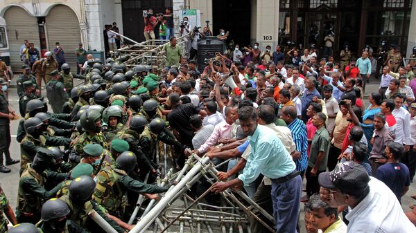 Farmers try to break a police barricade during an anti-government protest demanding the resignation of Sri Lanka's President Gotabaya Rajapaksa over the country's ongoing economic crisis in Colombo on July 6, 2022. (Photo by AFP) - Sputnik International