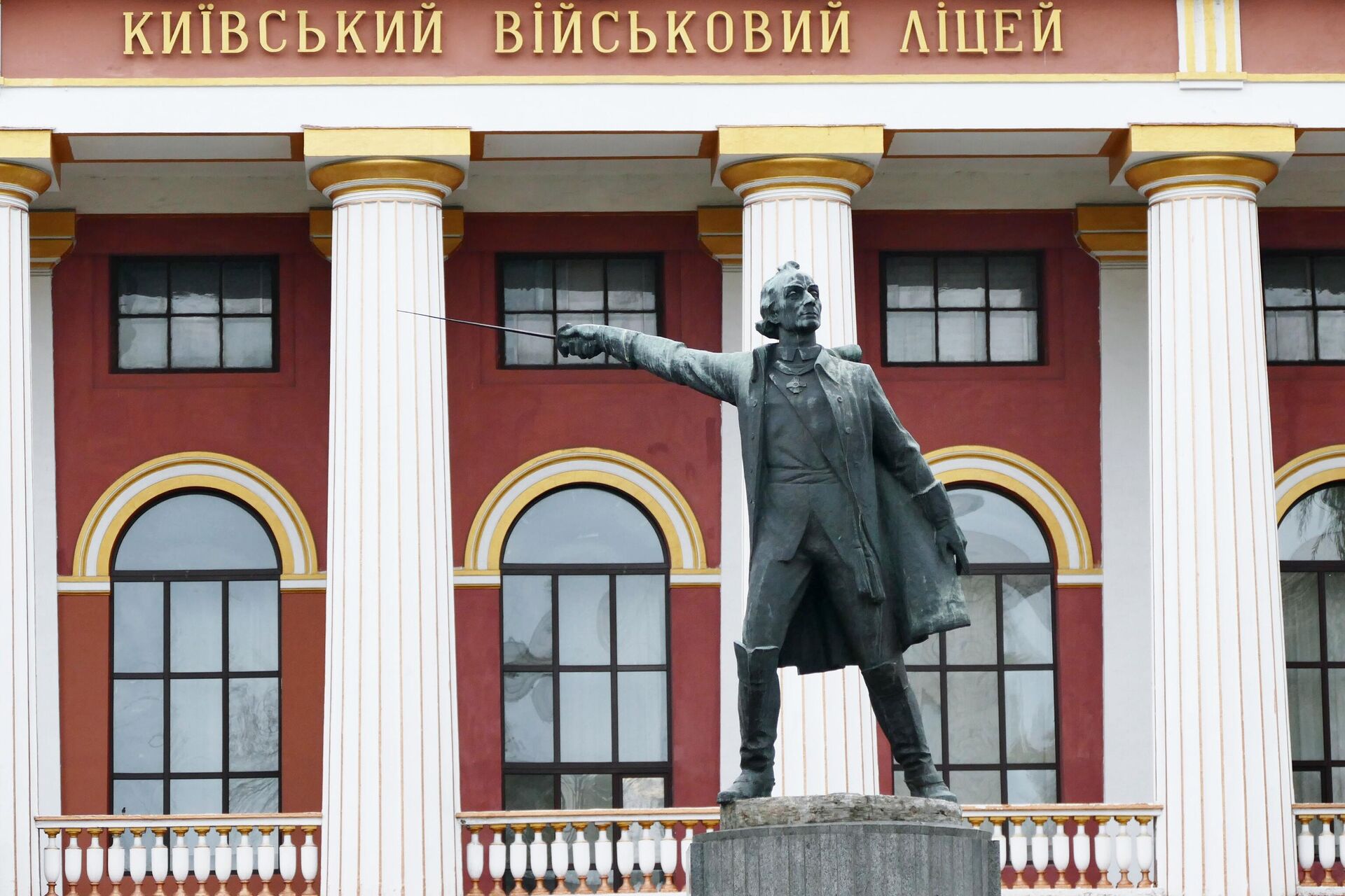 Monument to Russian commander Alexander Suvorov in the courtyard of the Ivan Bogun Military High School. - Sputnik International, 1920, 10.07.2022