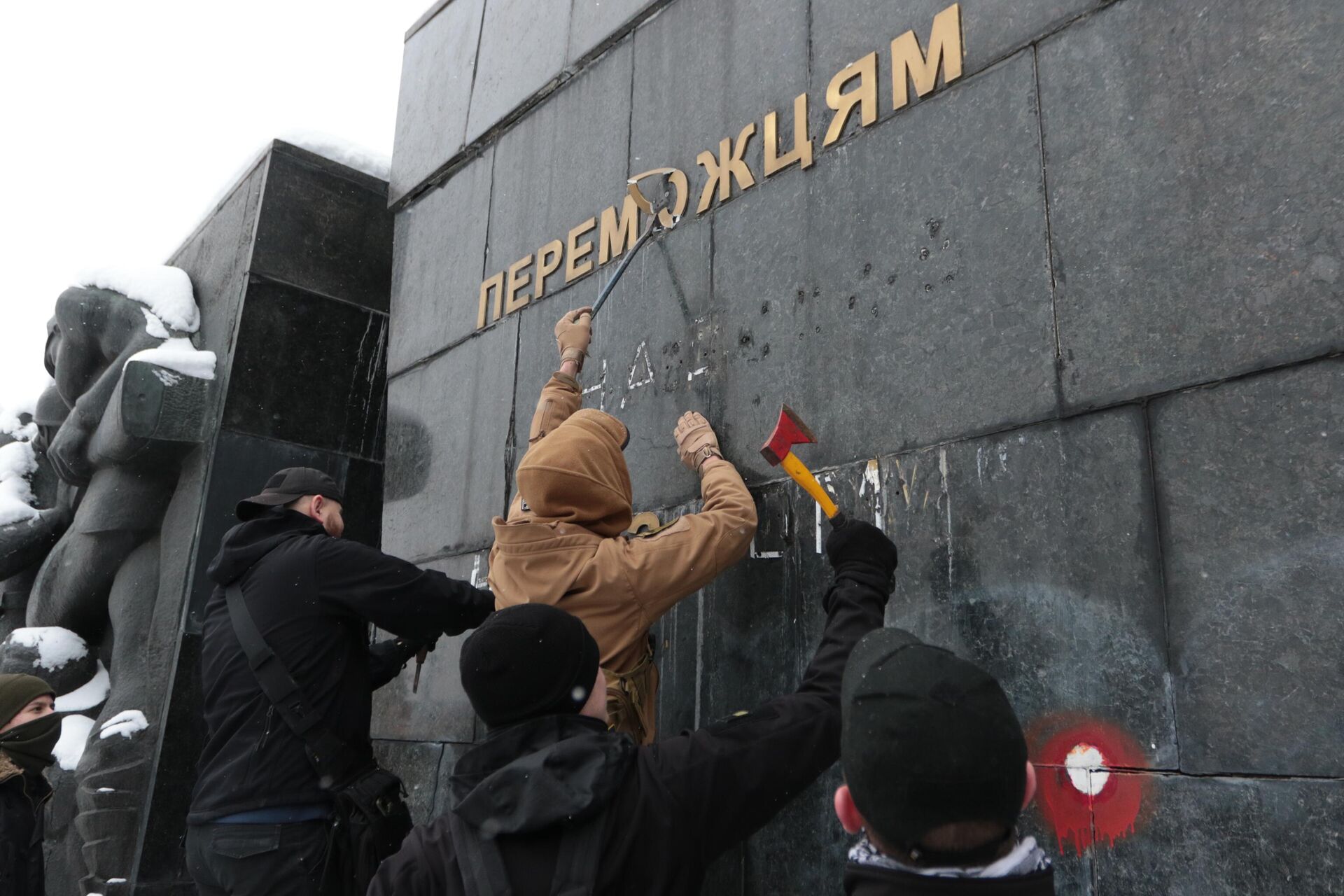 Nationalists break down inscriptions on the Monument of Glory in Lvov. - Sputnik International, 1920, 10.07.2022