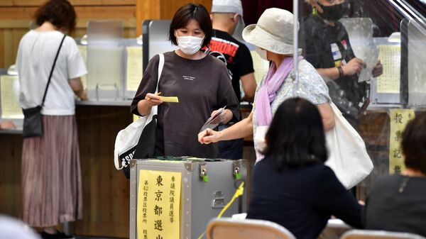 Voters cast their ballots in Japan's upper house election at a polling station in Tokyo on July 10, 2022. - Japanese voters cast their ballots July 10 in an upper house election, just two days after former prime minister Shinzo Abe was assassinated while on the campaign trail. (Photo by Kazuhiro NOGI / AFP) - Sputnik International