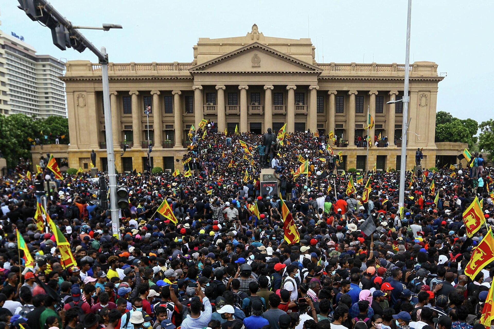 Protestors participate in an anti-government demonstration outside the President's office in Colombo on July 9, 2022. - Sputnik International, 1920, 11.07.2022