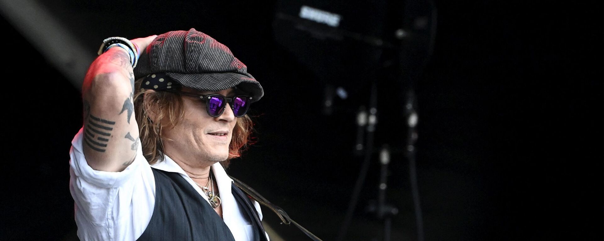Johnny Depp performs on stage with Jeff Beck during the Helsinki Blues Festival in Helsinki on June, 19, 2022 - Sputnik International, 1920, 10.07.2022