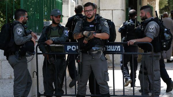 Israeli security forces stand guard at the entrance of the Al-Aqsa mosque compound in Jerusalem's Old City, on June 27, 2016, following a second day of clashes between Israeli police and Muslims protesting Jewish visits to the holy site.  - Sputnik International