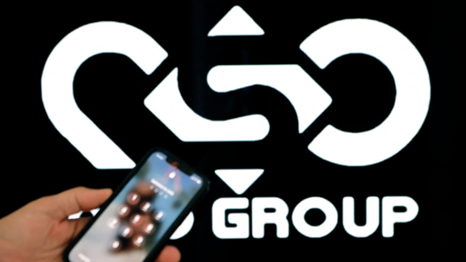 A photographic illustration shows a mobile phone near the NSO Group company logo on February 9, 2022 in the Israeli city of Netanya. - Sputnik International, 1920, 18.07.2022