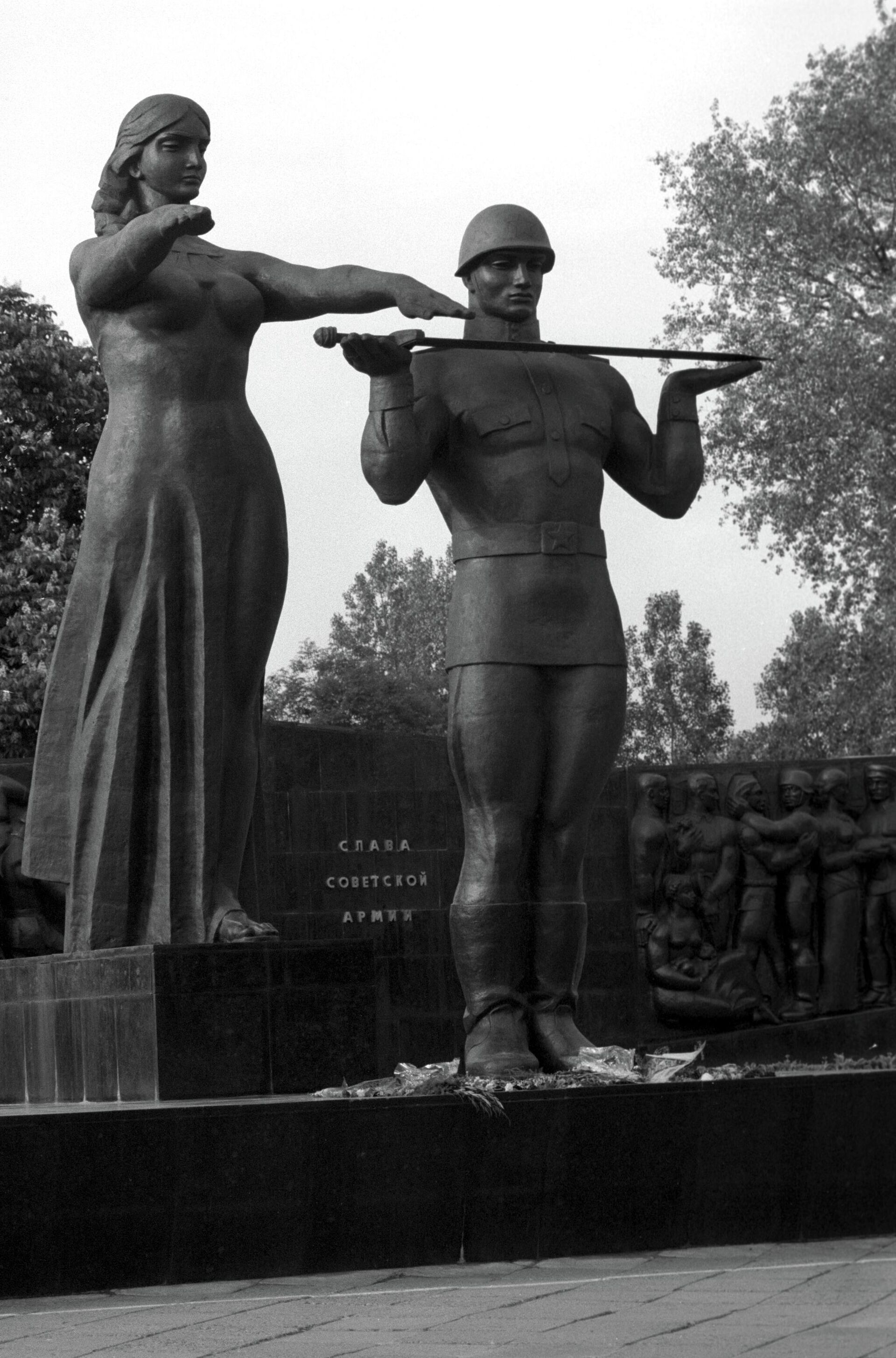 Monument to Soldier-Liberators, dedicated to the Soviet soldiers who died liberating the city from Nazi invaders in the Great Patriotic War (1941-1945). - Sputnik International, 1920, 11.07.2022