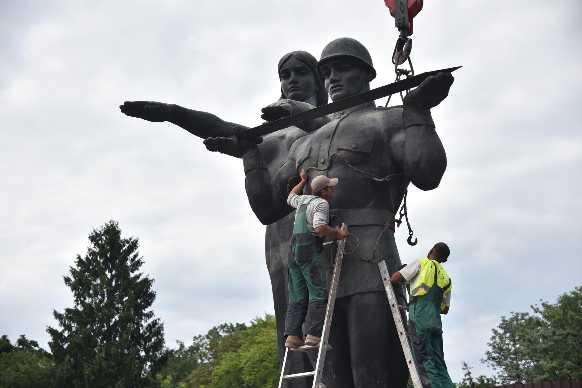 Dismantling of the last figures of the Monument to the Glory of the Soviet Army, opened in Lvov in 1970 - Sputnik International, 1920, 11.07.2022