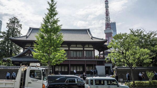 A hearse transporting the body of former Japanese prime minister Shinzo Abe arrives at Zojoji Temple in Tokyo on July 11, 2022.  - Sputnik International