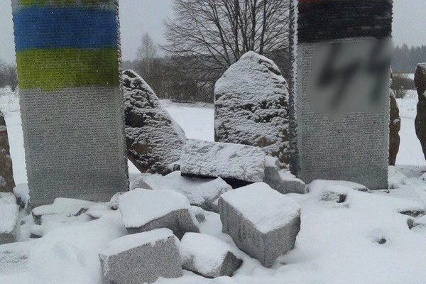 A desecrated monument to the perished villagers of Huta Pieniacka, who were killed by members of the SS-Volunteer Division “Galicia” and the UPA (an extremist organization outlawed in Russia). - Sputnik International