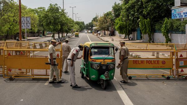 Delhi Police officers stop an autorickshaw at a check point during a weekend lockdown in New Delhi, India, Saturday, April 17, 2021. - Sputnik International