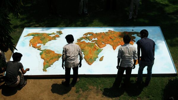 Workers place a hoarding with the world map before the start of a press conference in New Delhi, India, Friday, Aug. 28, 2009 - Sputnik International