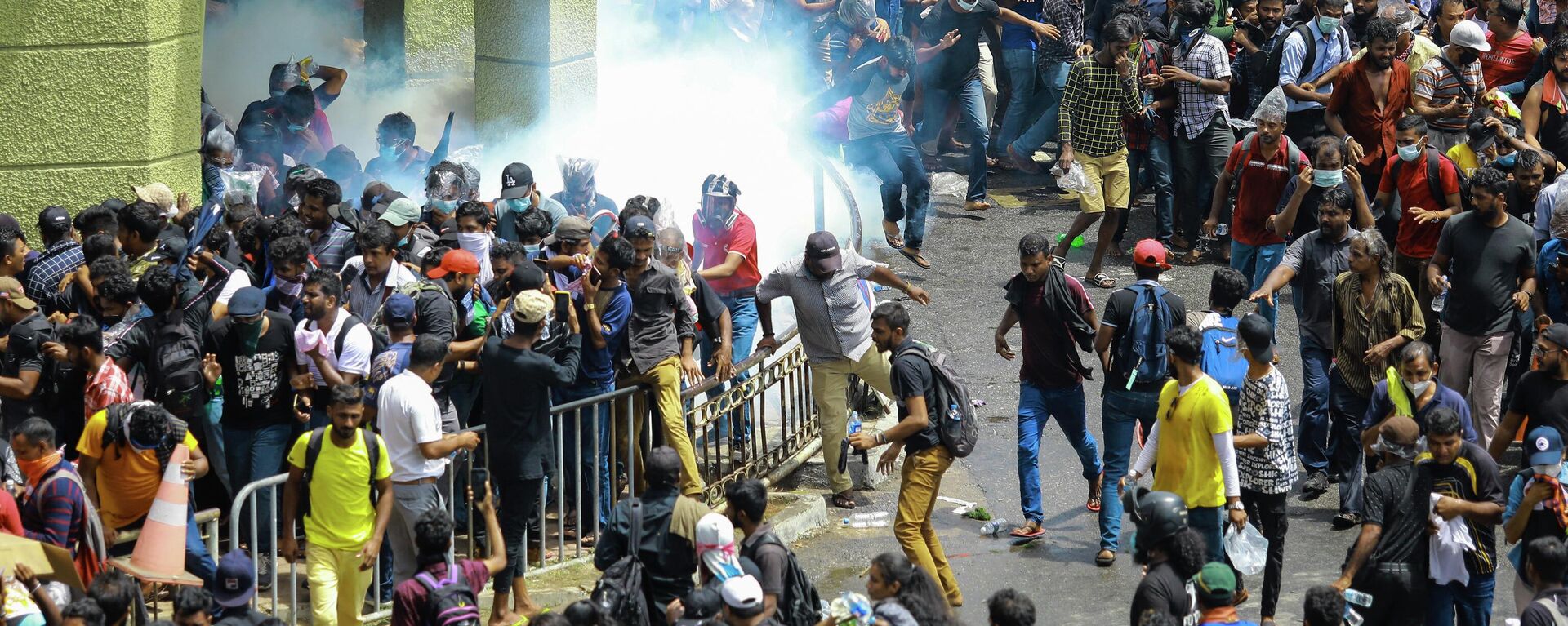 Police fire tear gas canisters to disperse protesters demanding the resignation of Sri Lanka's President Gotabaya in a street leading to Sri Lanka's Presidential Palace in Colombo on July 9, 2022. - Sputnik International, 1920, 11.07.2022