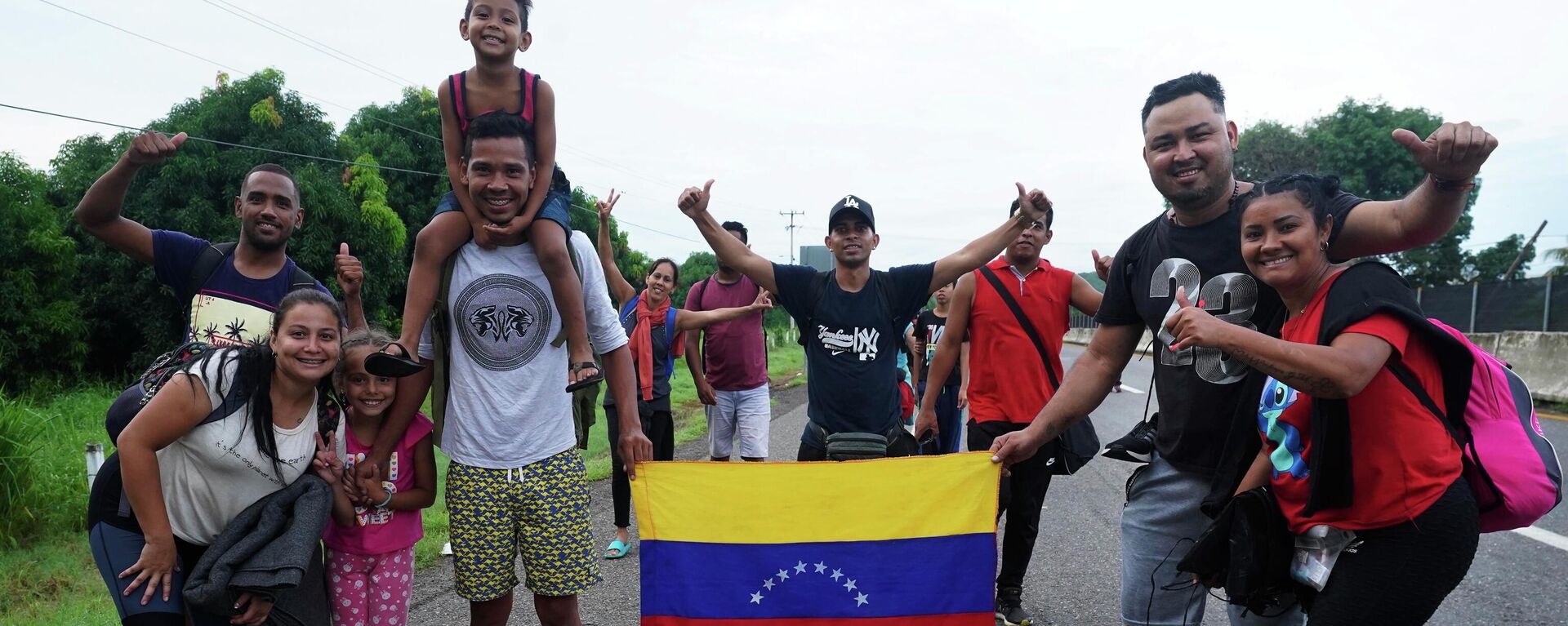 Migrants, many from Central American and Venezuela, stop to pose for a photo as they walk along the Huehuetan highway in Chiapas state, Mexico, early Tuesday, June 7, 2022. - Sputnik International, 1920, 11.10.2022