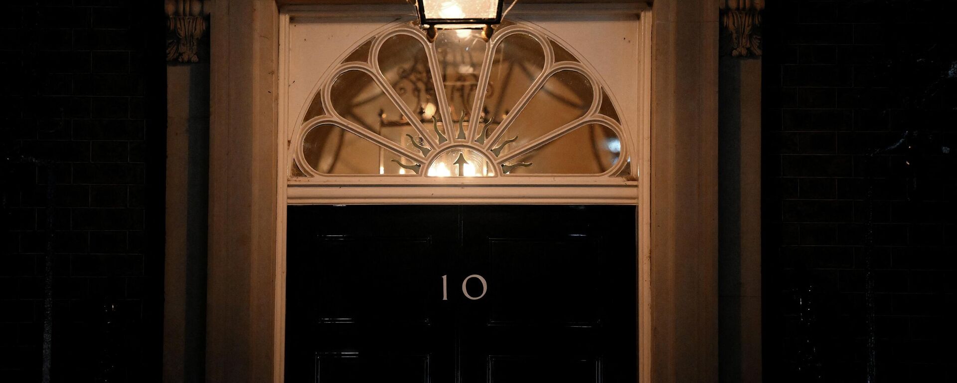 A street light illuminates the door of Number 10 Downing Street in central London on July 6, 2022.  - Sputnik International, 1920, 11.07.2022