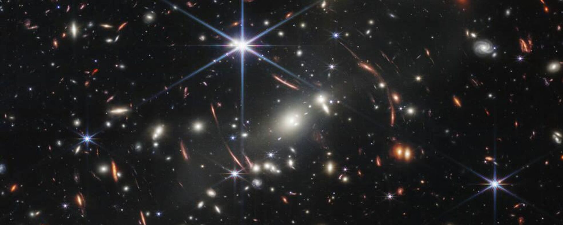 NASA’s James Webb Space Telescope has produced the deepest and sharpest infrared image of the distant universe to date. Known as Webb’s First Deep Field, this image of galaxy cluster SMACS 0723 is overflowing with detail. - Sputnik International, 1920, 12.07.2022