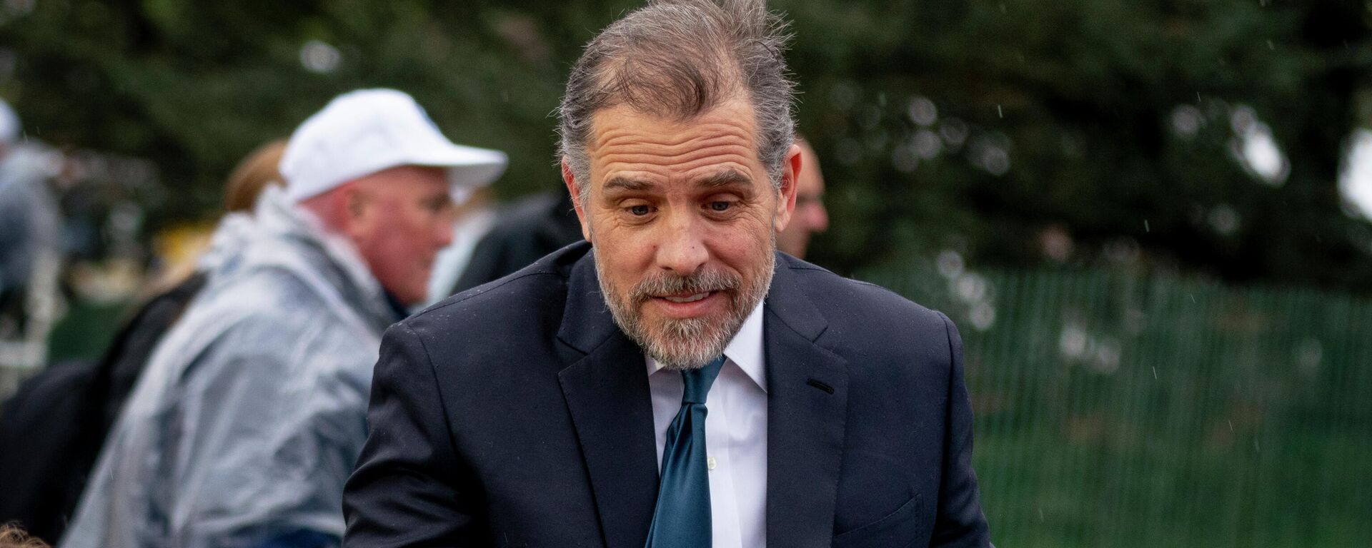 Hunter Biden, the son of President Joe Biden, speaks to guests during the White House Easter Egg Roll on the South Lawn of the White House, Monday, April 18, 2022, in Washington - Sputnik International, 1920, 12.07.2022