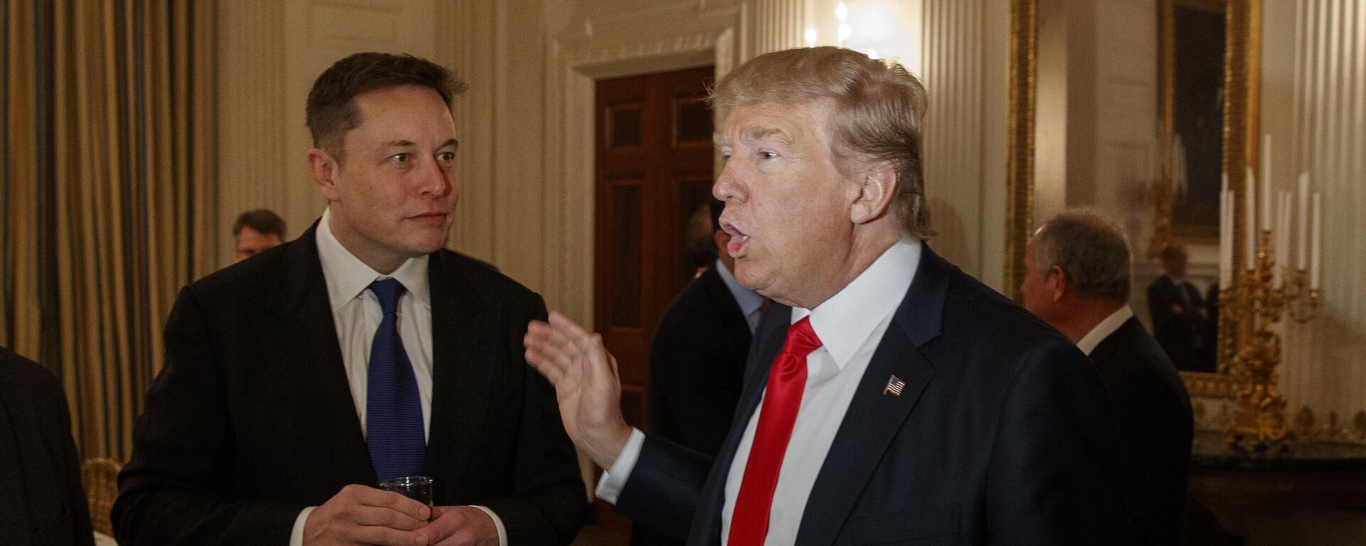 President Donald Trump talks with Tesla and SpaceX CEO Elon Musk, center, and White House chief strategist Steve Bannon during a meeting with business leaders in the State Dining Room of the White House in Washington, Friday, Feb. 3, 2017 - Sputnik International, 1920, 19.11.2022
