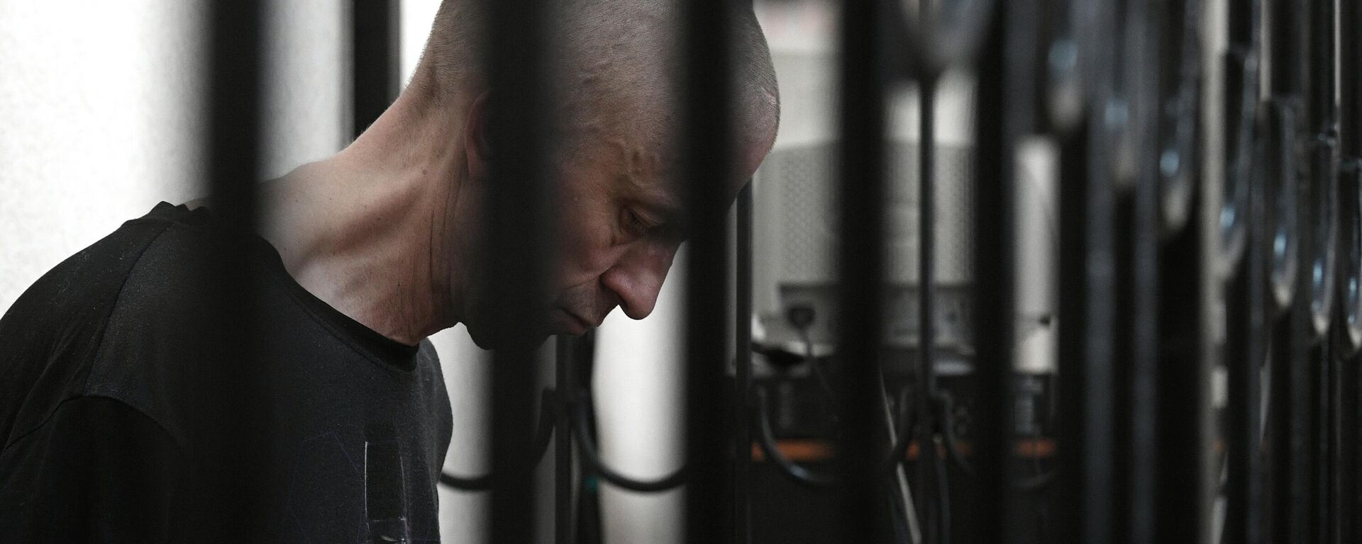 British citizen Shaun Pinner, surrounded by Russian forces after he went to fight in Ukraine and accused of being a foreign mercenaries, sits inside a defendants' cage as he attends a court hearing in Donetsk, Donetsk People's Republic - Sputnik International, 1920, 12.07.2022