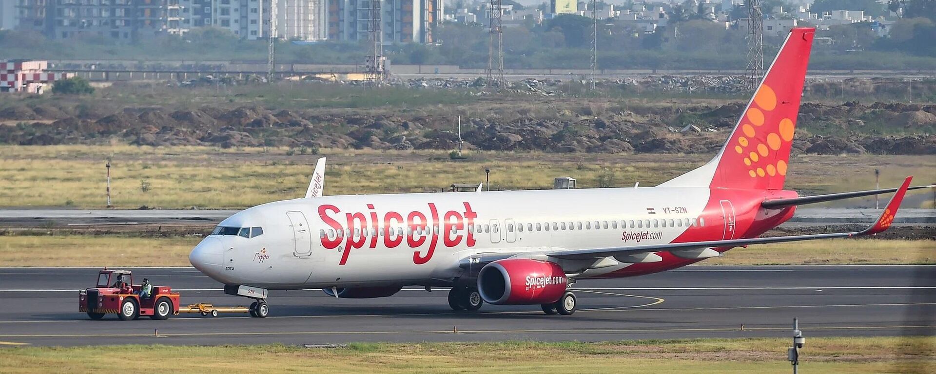 A SpiceJet flight from Dubai to Madurai was delayed after the Boeing B737 Max aircraft's nose wheel  - Sputnik International, 1920, 22.09.2022