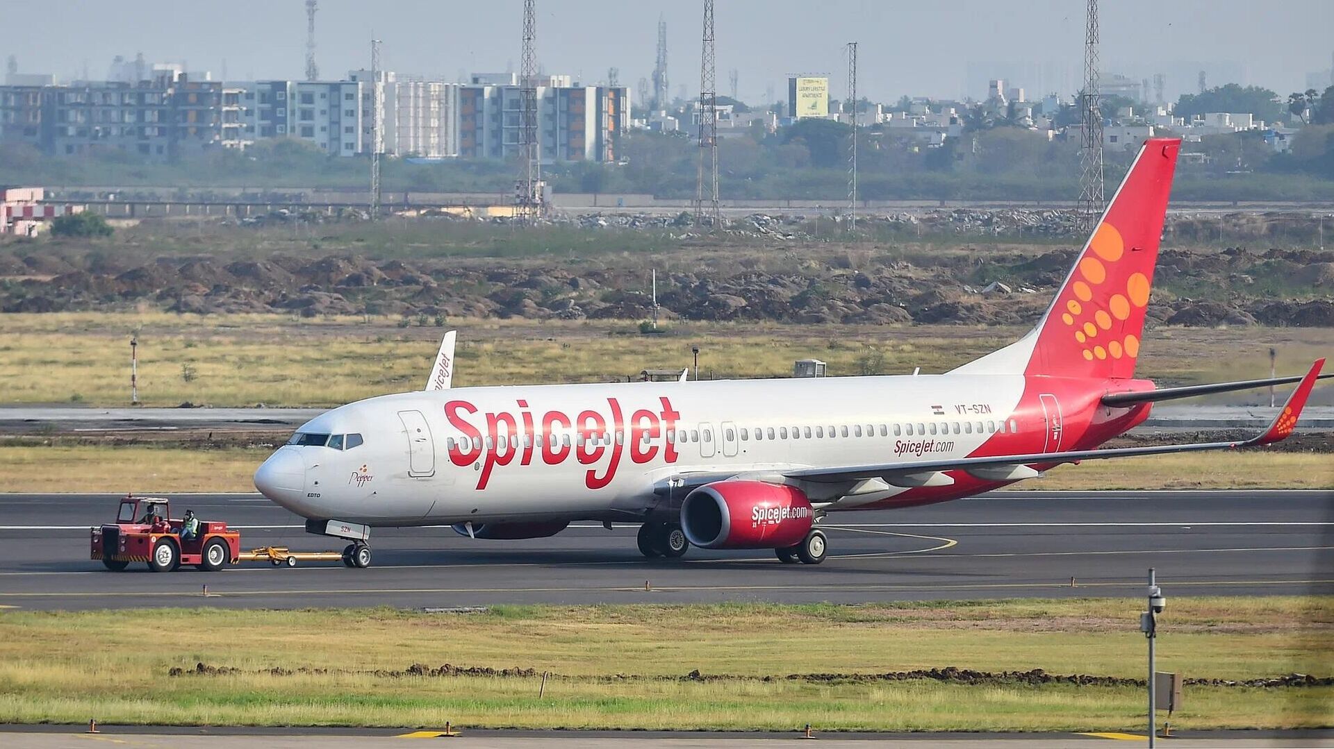 A SpiceJet flight from Dubai to Madurai was delayed after the Boeing B737 Max aircraft's nose wheel  - Sputnik International, 1920, 22.09.2022
