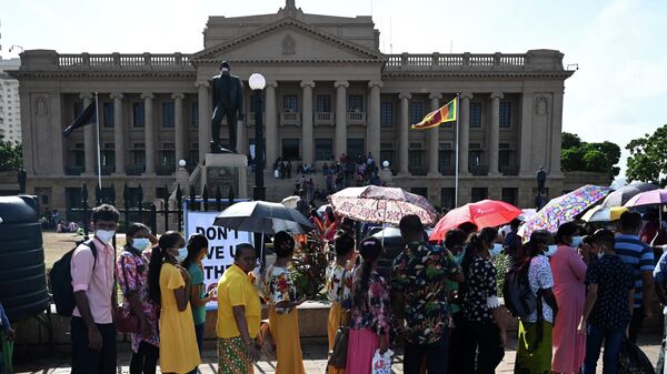 People line up to visit presidential secretariat in Colombo on July 12, 2022, after it was overrun by anti-government protestors. - Sputnik International