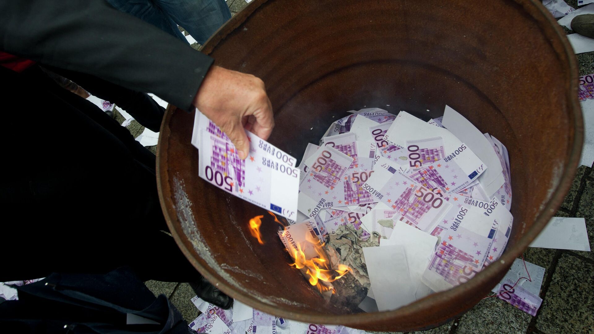 Fake Euros banknotes are set on fire during an action by Germany's fledgling anti-euro party Alternative for Germany (Alternative fuer Deutschland, AfD) in front of the Brandenburg Gate on September 16, 2013 in Berlin, ahead of the General election - Sputnik International, 1920, 12.07.2022