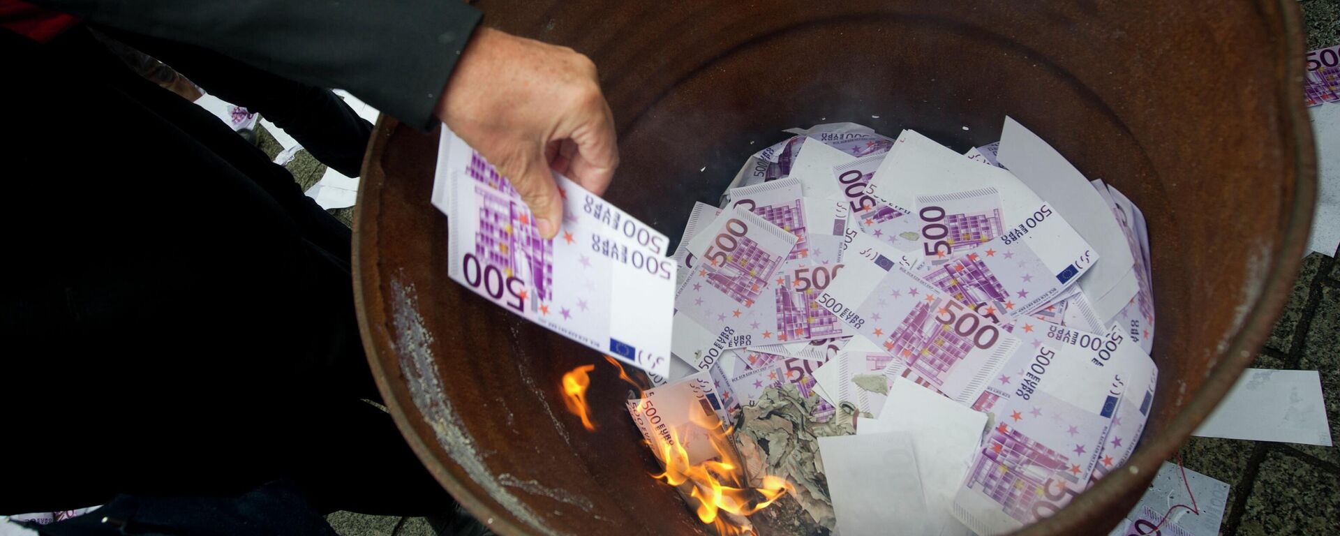 Fake Euros banknotes are set on fire during an action by Germany's fledgling anti-euro party Alternative for Germany (Alternative fuer Deutschland, AfD) in front of the Brandenburg Gate on September 16, 2013 in Berlin, ahead of the General election - Sputnik International, 1920, 12.07.2022