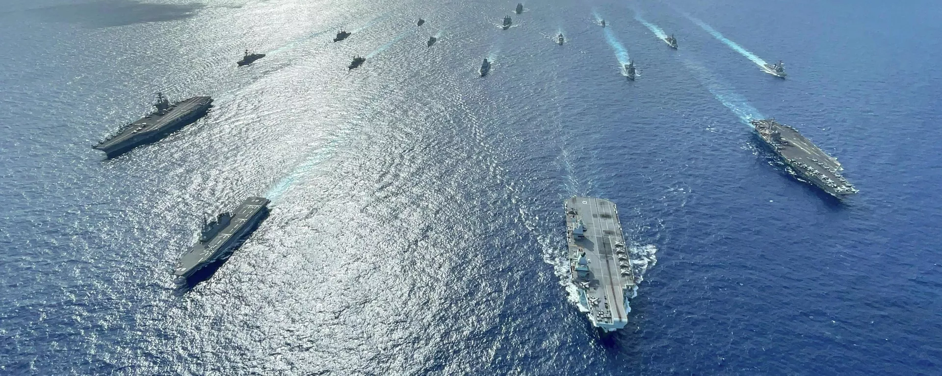 In this photo released by the U.S. Indo-Pacific Command, the United Kingdom's carrier strike group led by HMS Queen Elizabeth (R 08), and Japan Maritime Self-Defense Forces led by (JMSDF) Hyuga-class helicopter destroyer JS Ise (DDH 182) joined with U.S.  - Sputnik International, 1920, 19.11.2024