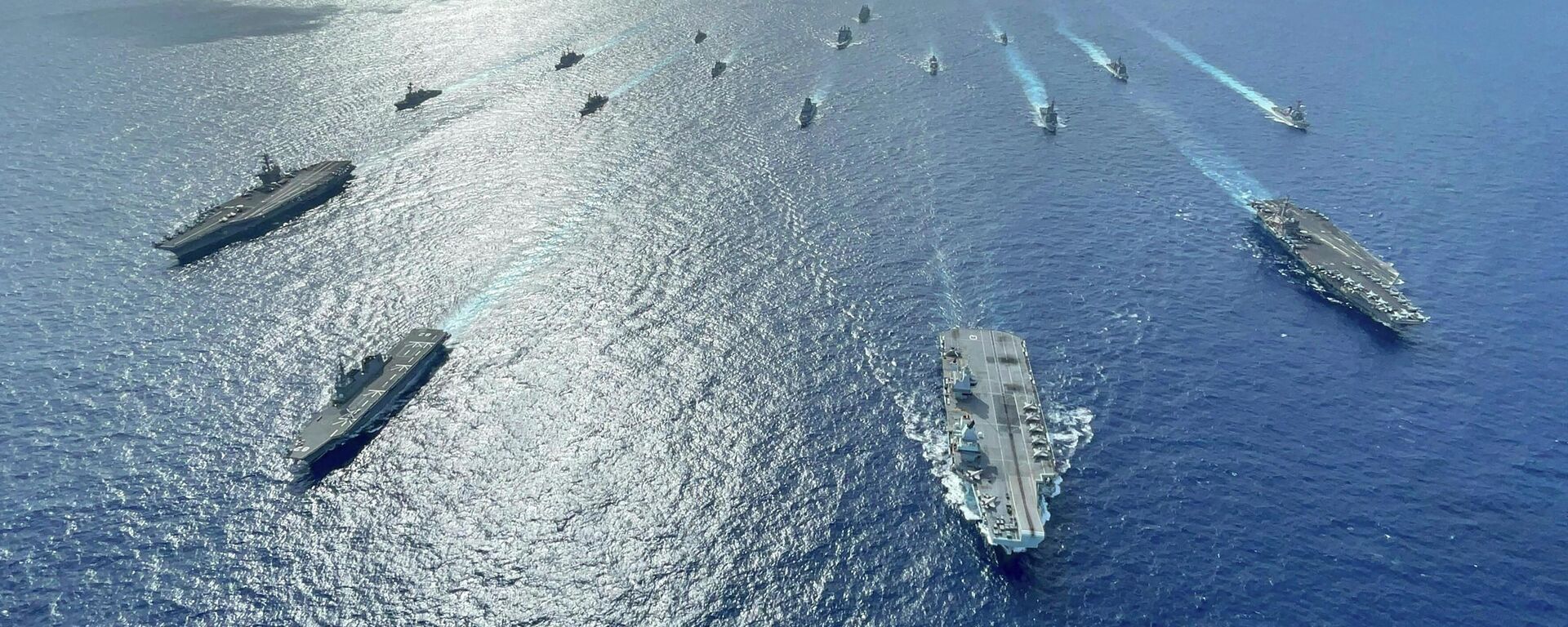 In this photo released by the U.S. Indo-Pacific Command, the United Kingdom's carrier strike group led by HMS Queen Elizabeth (R 08), and Japan Maritime Self-Defense Forces led by (JMSDF) Hyuga-class helicopter destroyer JS Ise (DDH 182) joined with U.S.  - Sputnik International, 1920, 28.02.2023