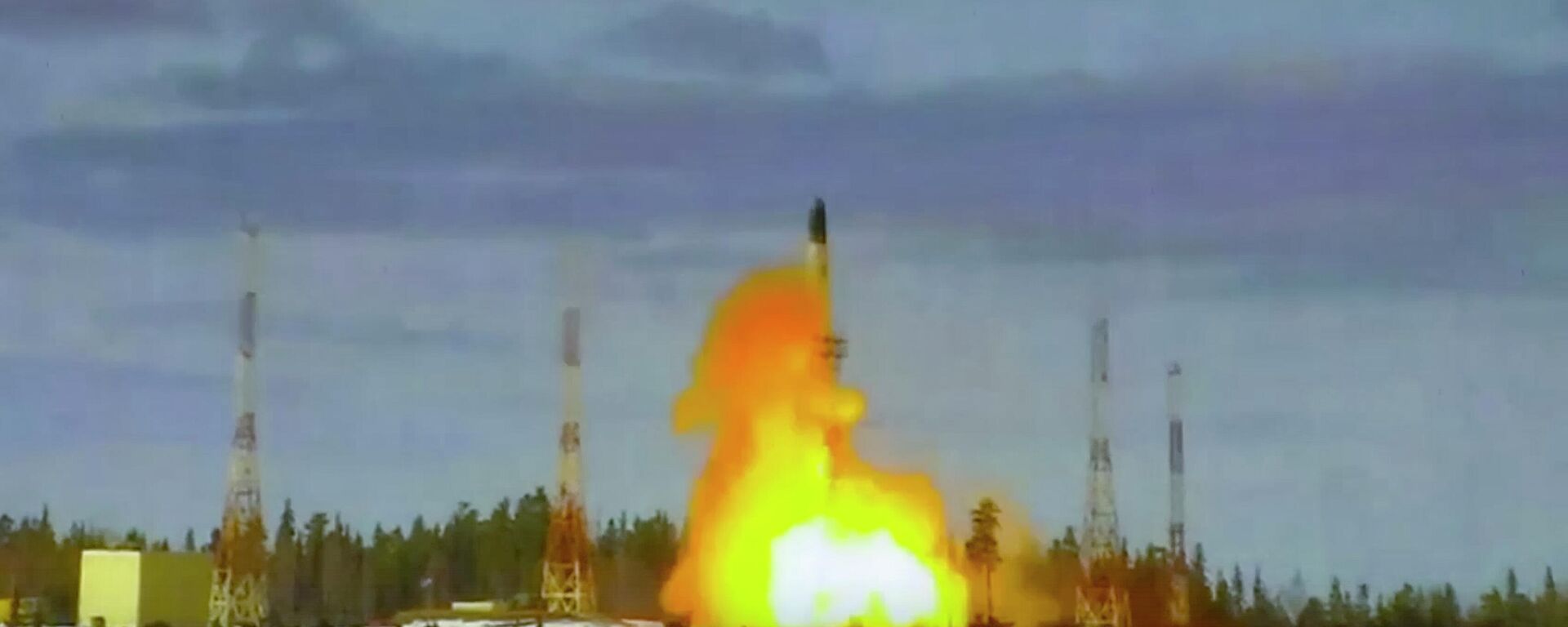 In this handout photo released by Roscosmos Space Agency Press Service on Wednesday, April 20, 2022, the Sarmat intercontinental ballistic missile is launched from Plesetsk in Russia's northwest - Sputnik International, 1920, 04.01.2025