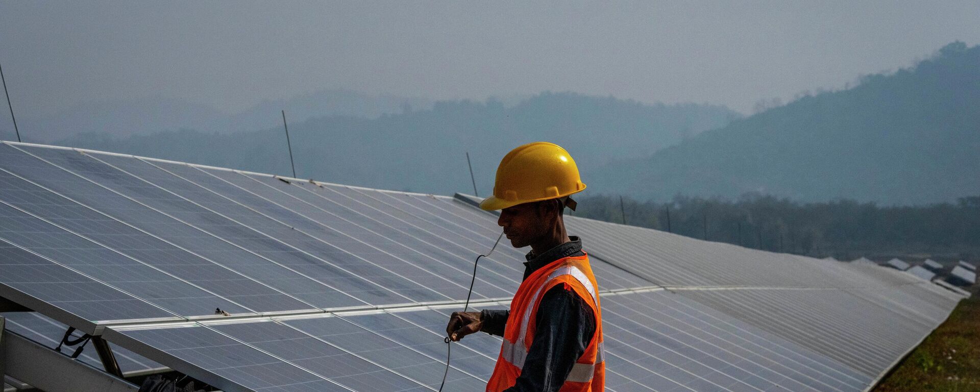 A man works at a solar power plant in Mikir Bamuni village, Nagaon district, northeastern Assam state, India, Feb. 18, 2022. - Sputnik International, 1920, 12.07.2022