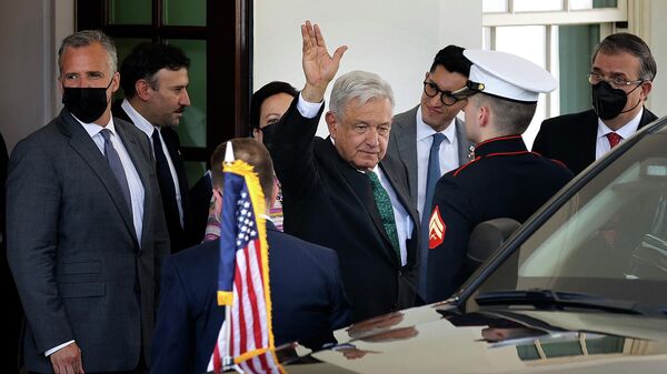 WASHINGTON, DC - JULY 12: Mexican President Andres Manuel Lopez Obrador waves to journalists as he departs the White House following a meeting with U.S. President Joe Biden on July 12, 2022 in Washington, DC.  - Sputnik International