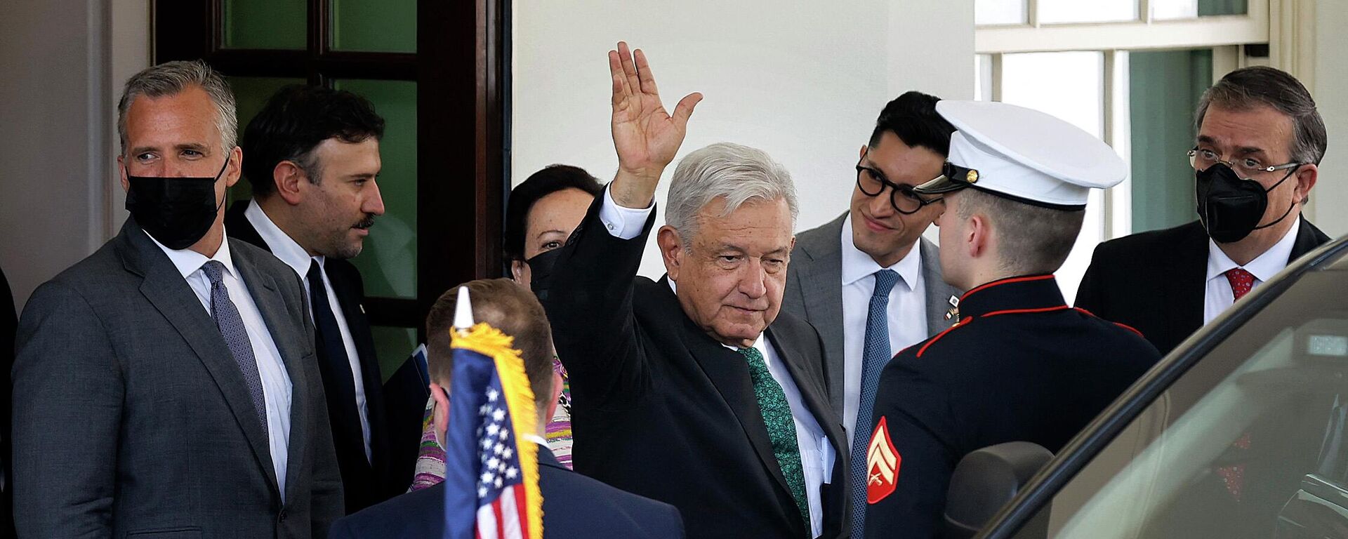 WASHINGTON, DC - JULY 12: Mexican President Andres Manuel Lopez Obrador waves to journalists as he departs the White House following a meeting with U.S. President Joe Biden on July 12, 2022 in Washington, DC.  - Sputnik International, 1920, 12.07.2022