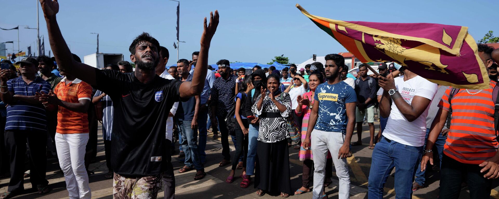 Protesters dance shouting slogans against president Gotabaya Rajapaksa outside his office in Colombo, Sri Lanka, Wednesday, July 13, 2022 - Sputnik International, 1920, 21.07.2022