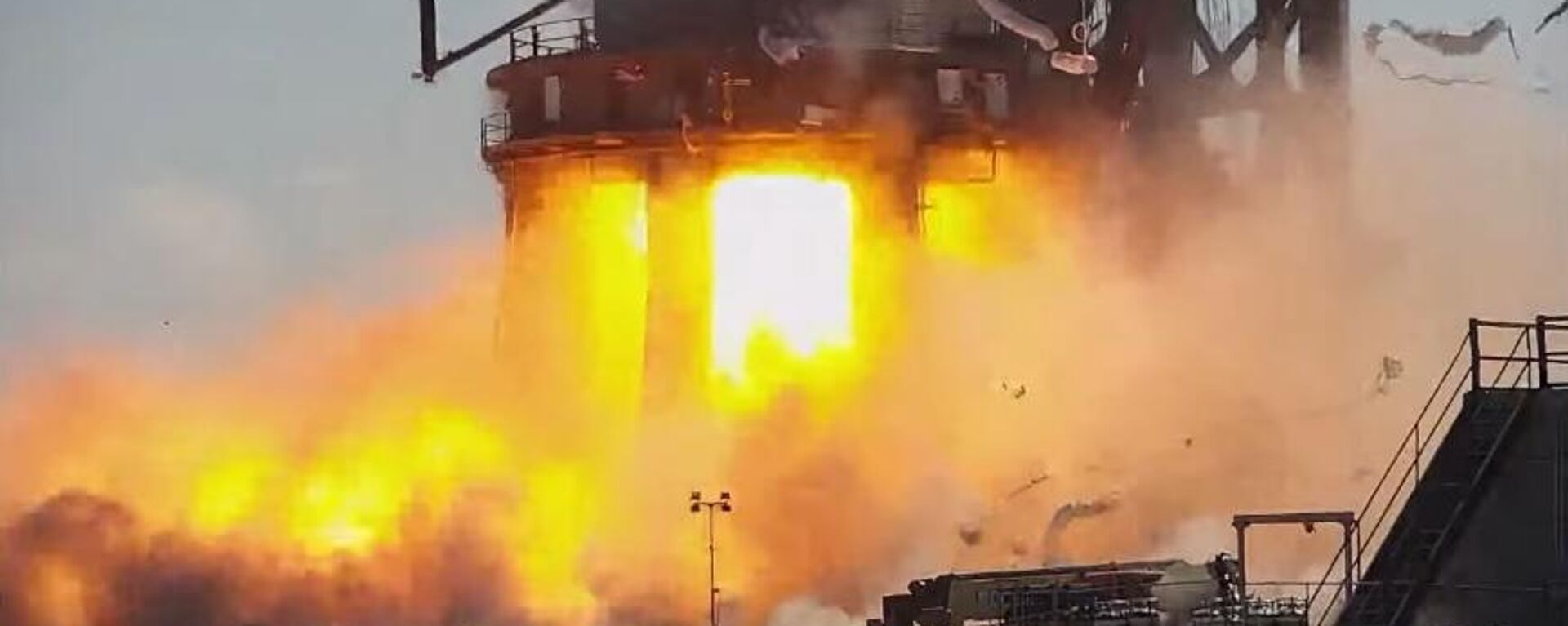 SpaceX Tests Super Heavy Booster 7, Results in Explosion and Pad Fire - Sputnik International, 1920, 08.09.2023