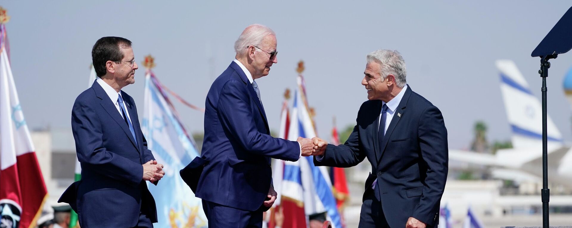 President Joe Biden is greeted by Israeli Prime Minister Yair Lapid, right and President Isaac Herzog, left, as they participate in an arrival ceremony after Biden arrived at Ben Gurion Airport, Wednesday, July 13, 2022, in Tel Aviv.  - Sputnik International, 1920, 15.07.2022