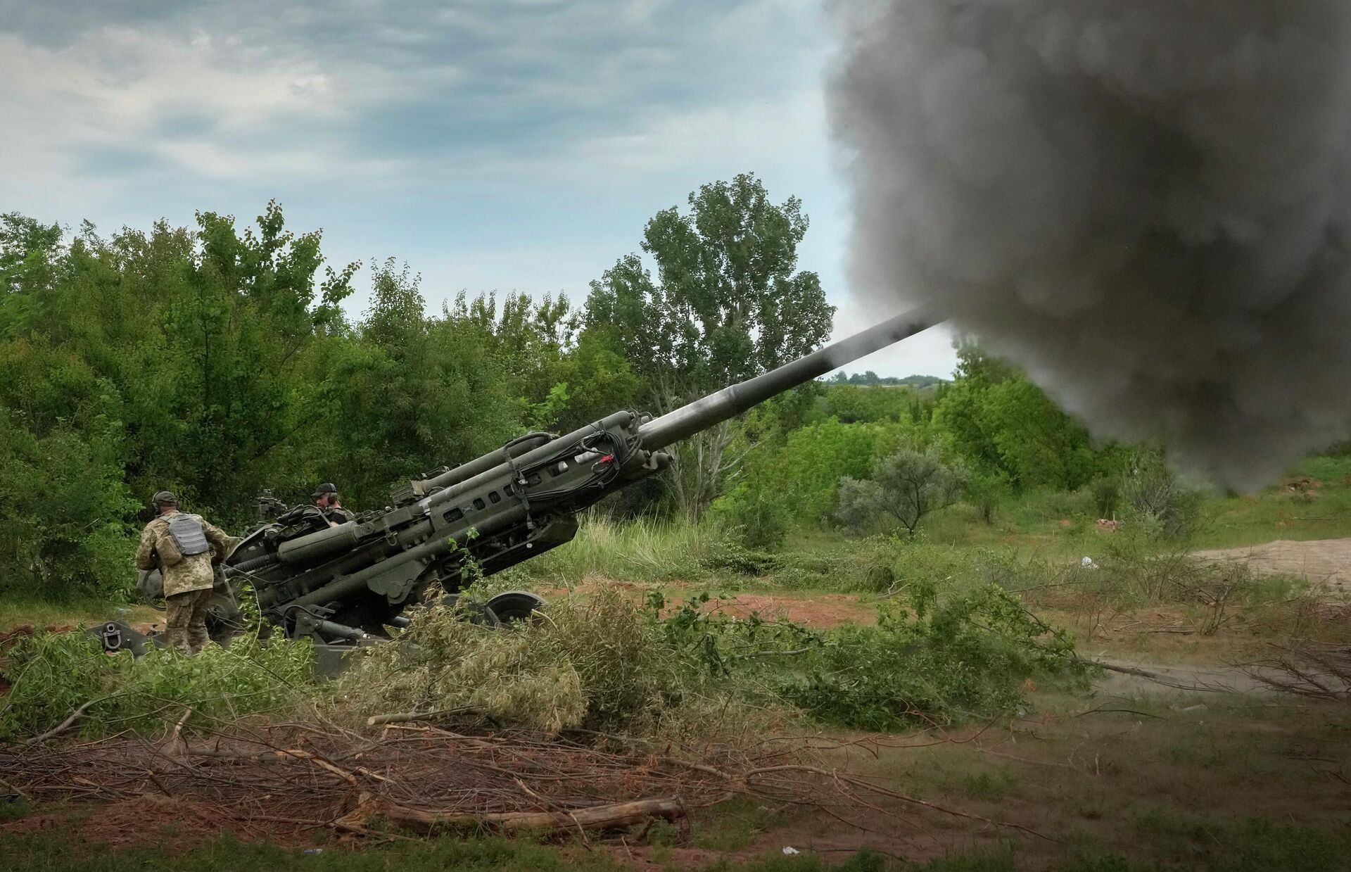Ukrainian soldiers fire at Russian positions from a U.S.-supplied M777 howitzer - Sputnik International, 1920, 27.09.2022