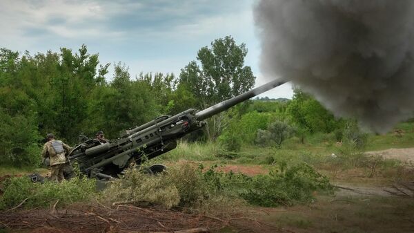 Ukrainian soldiers fire at Russian positions from a U.S.-supplied M777 howitzer - Sputnik International