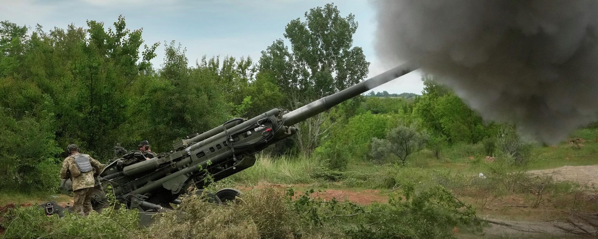 Ukrainian soldiers fire at Russian positions from a U.S.-supplied M777 howitzer - Sputnik International, 1920, 24.07.2022
